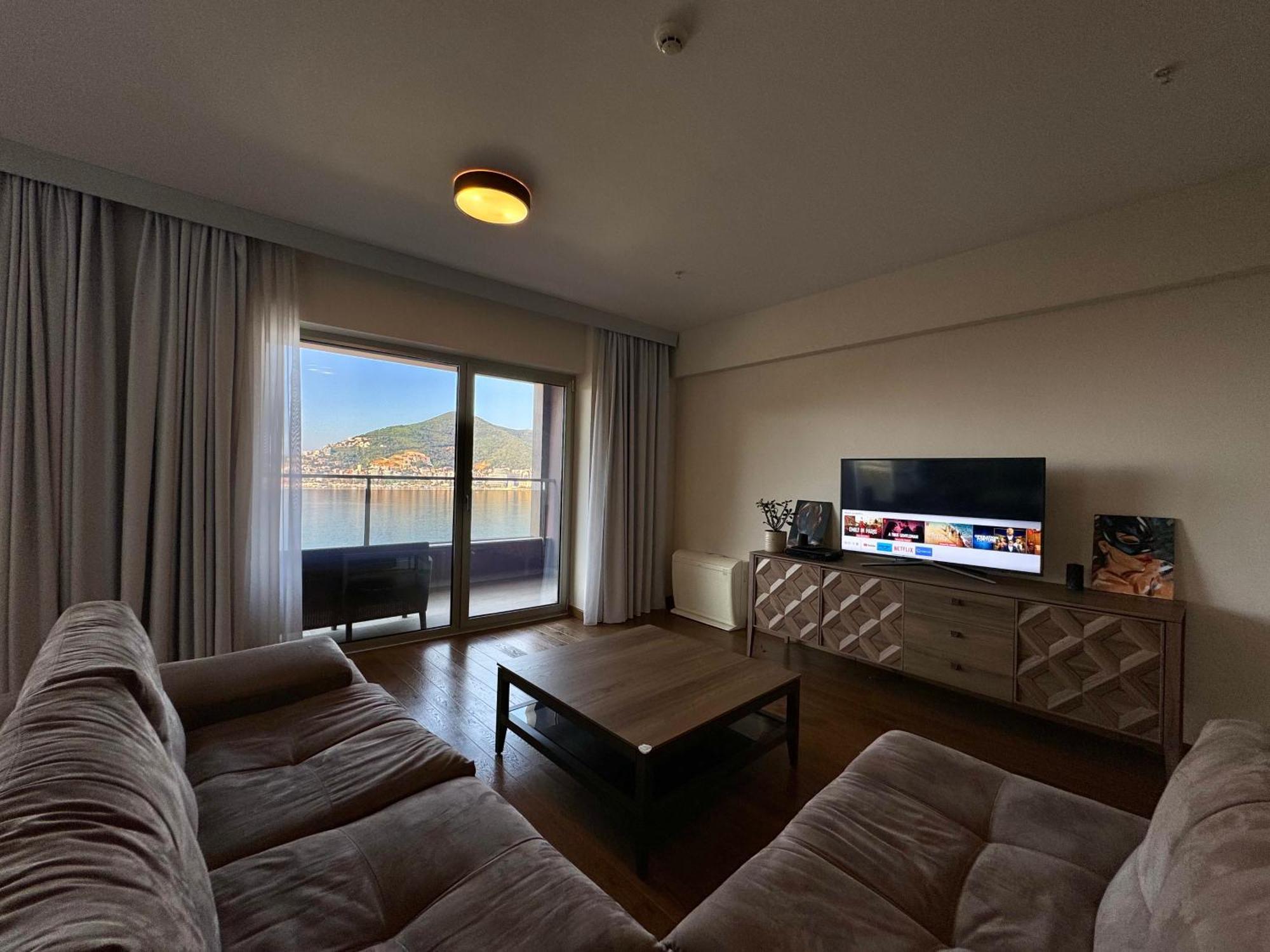 Harmonia Waterfront Apartment *